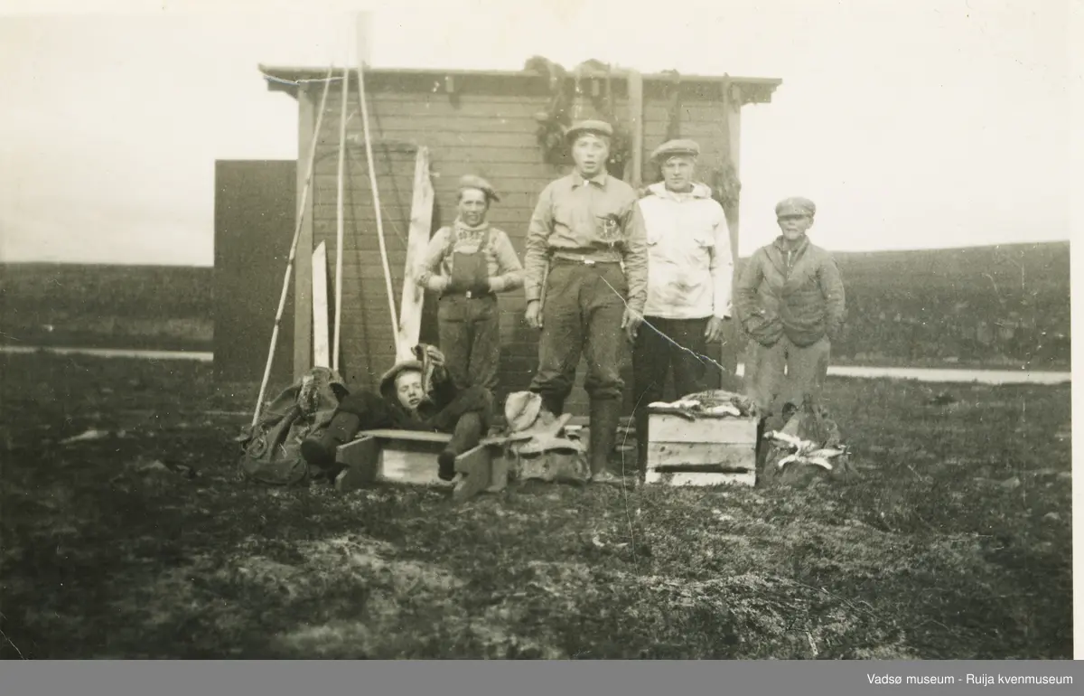 Ved hytte på Trettendevann i Krampenes 1930-tallet. Fra venstre Willy Ananiassen, hugo Stock, Edgar Ananiassen og to ukjente.