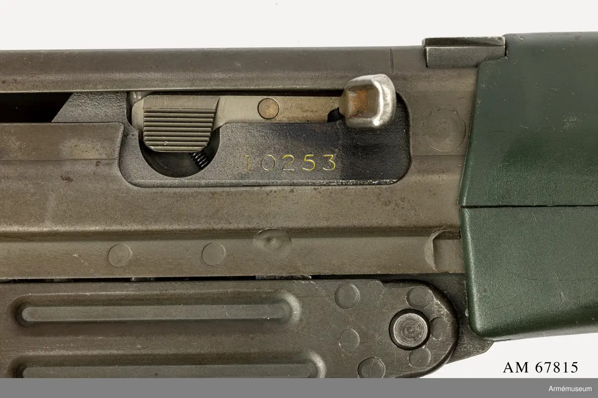 Tillverkningsnummer 10253.  Längd axelstödet i infällt läge 580 mm. Pipans längd med mynningsbroms 328 mm.
Vapnet märkt med (SIG) SG 543. Bestående av: 1 st automatkarbin, 1 st gevärsrem av väv.