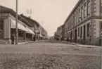 Kungsgatan, Uddevalla. 
Stämplad i vänstra hörnet: Maria Lundbäcks Atelier. 1902.