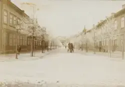 Häst och vagn på en gata i Uddevalla.

Stämplad i högra hörn