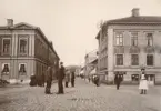 Korsningen Norra Hamngatan och Norra Drottninggatan, Uddevalla.

Stämplad i vänstra hörnet: Maria Lundbäcks Atelier. 1902