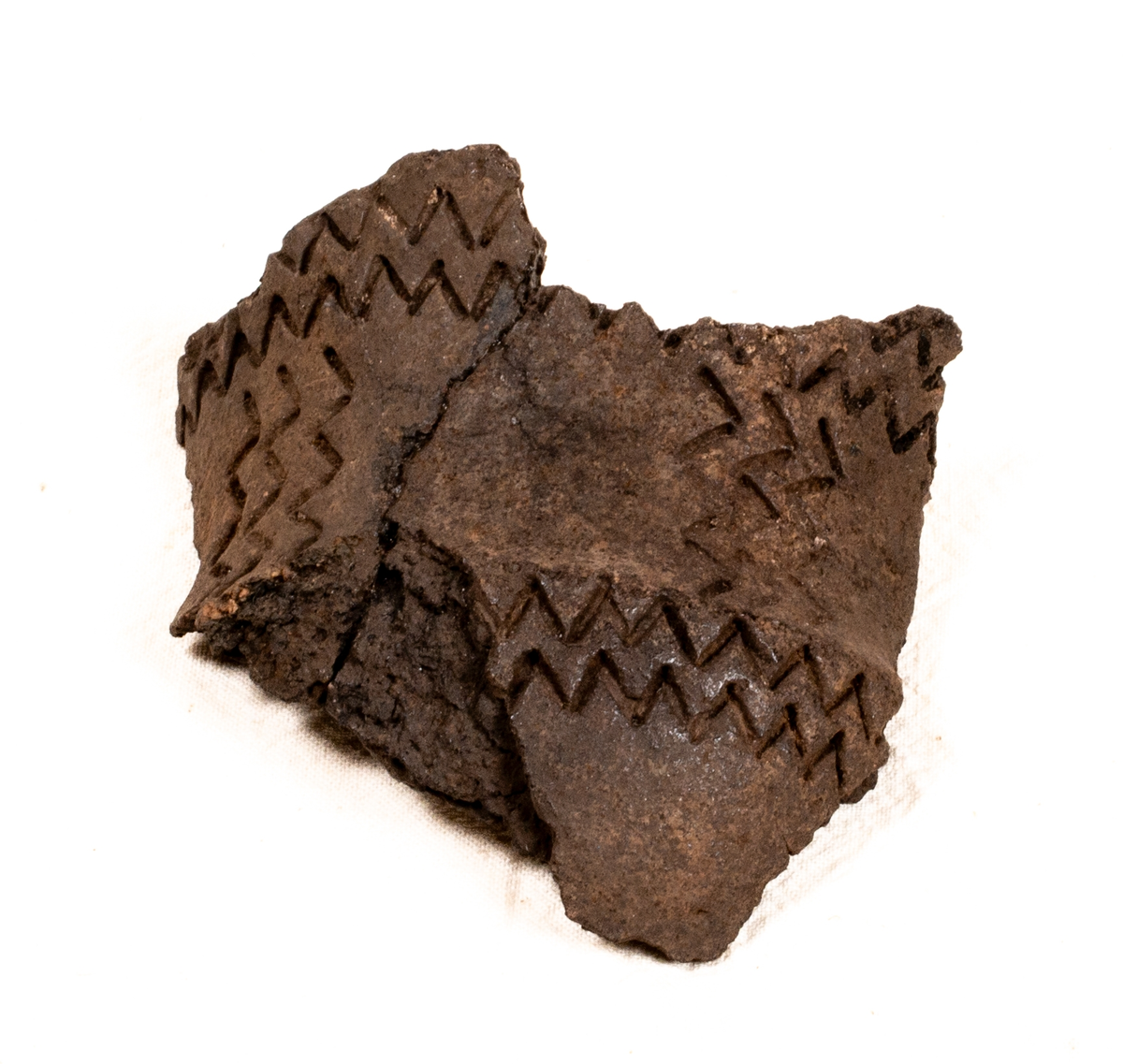 En större mängd (uppskattninsgvis ca 1000 stycken) ytplockade keramikskärvor. Skärvorna har i de flesta fall dekor. Dekoren består av streck, zig-zag mönster och intryckta gropar. Små pinnar och ben har framför allt använts för att skapa dekoren. I de fall det funnits passning har keramiken limmats ihop.