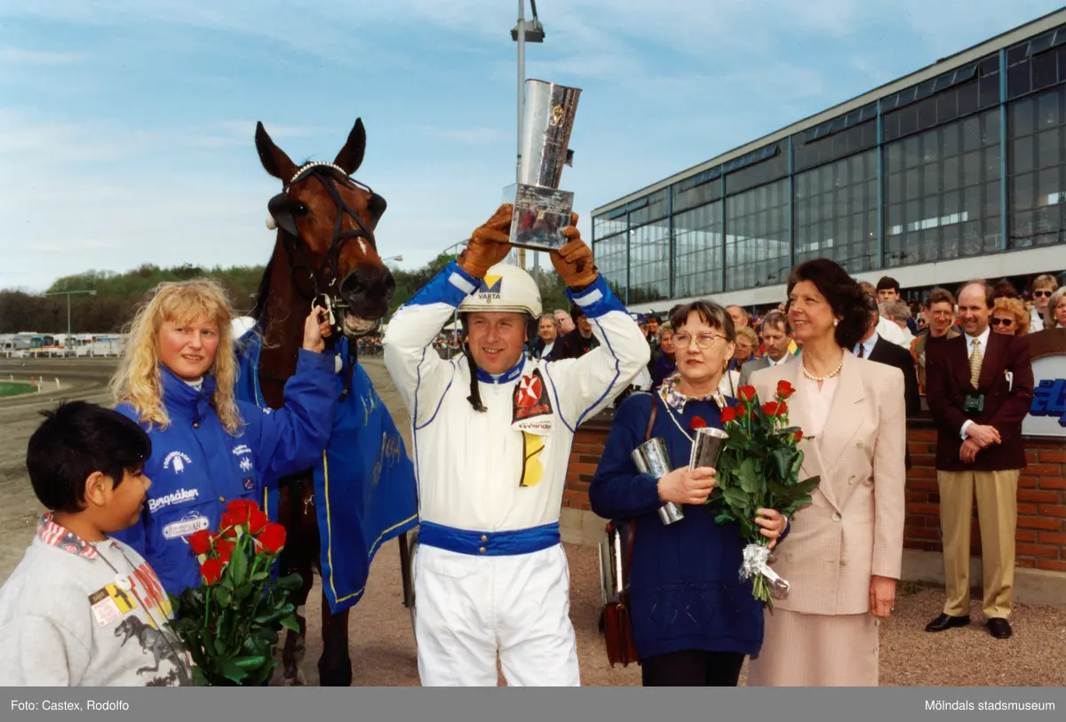 Travloppet Drottning Silvias Pokal på Åbytravet i Åby, Mölndal, den 7 maj 1994. Segrade gjorde Christer Nylander med Serena. Prinsessan Désirée ses till höger i bild.