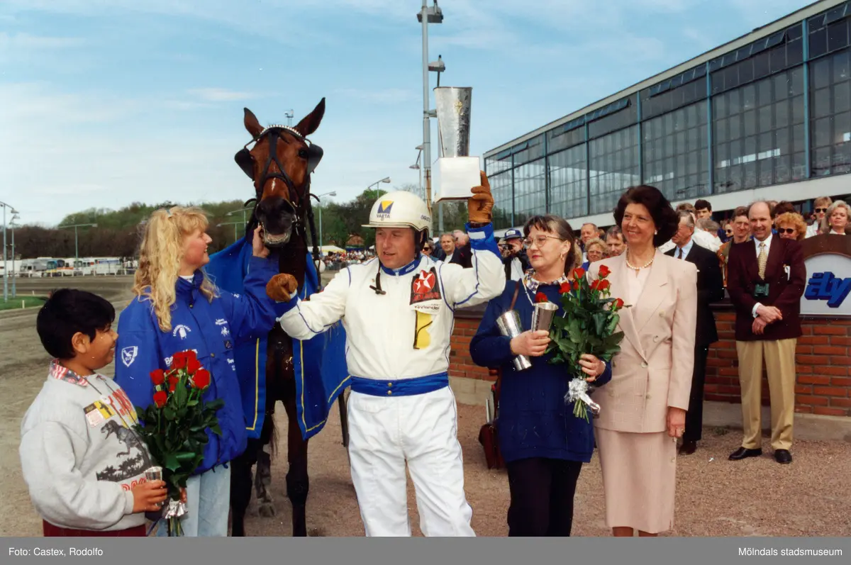 Travloppet Drottning Silvias Pokal på Åbytravet i Åby, Mölndal, den 7 maj 1994. Segrade gjorde Christer Nylander med Serena. Prinsessan Désirée ses till höger i bild.
