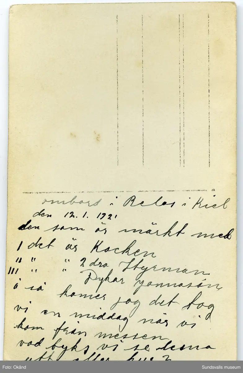 Vykort med fyra män på ett båtdäck, längst till höger Edvin Lundgren. På baksidan står: "Ombord på Belos i Kiel den 12.1.1921, den som är märkt med I det är kocken, II det är 2dra styrman, III det är Dykar Johansson å så komer jag ...". Ur en samling som tillhört Frida Viklander i Backås, Hässjö.