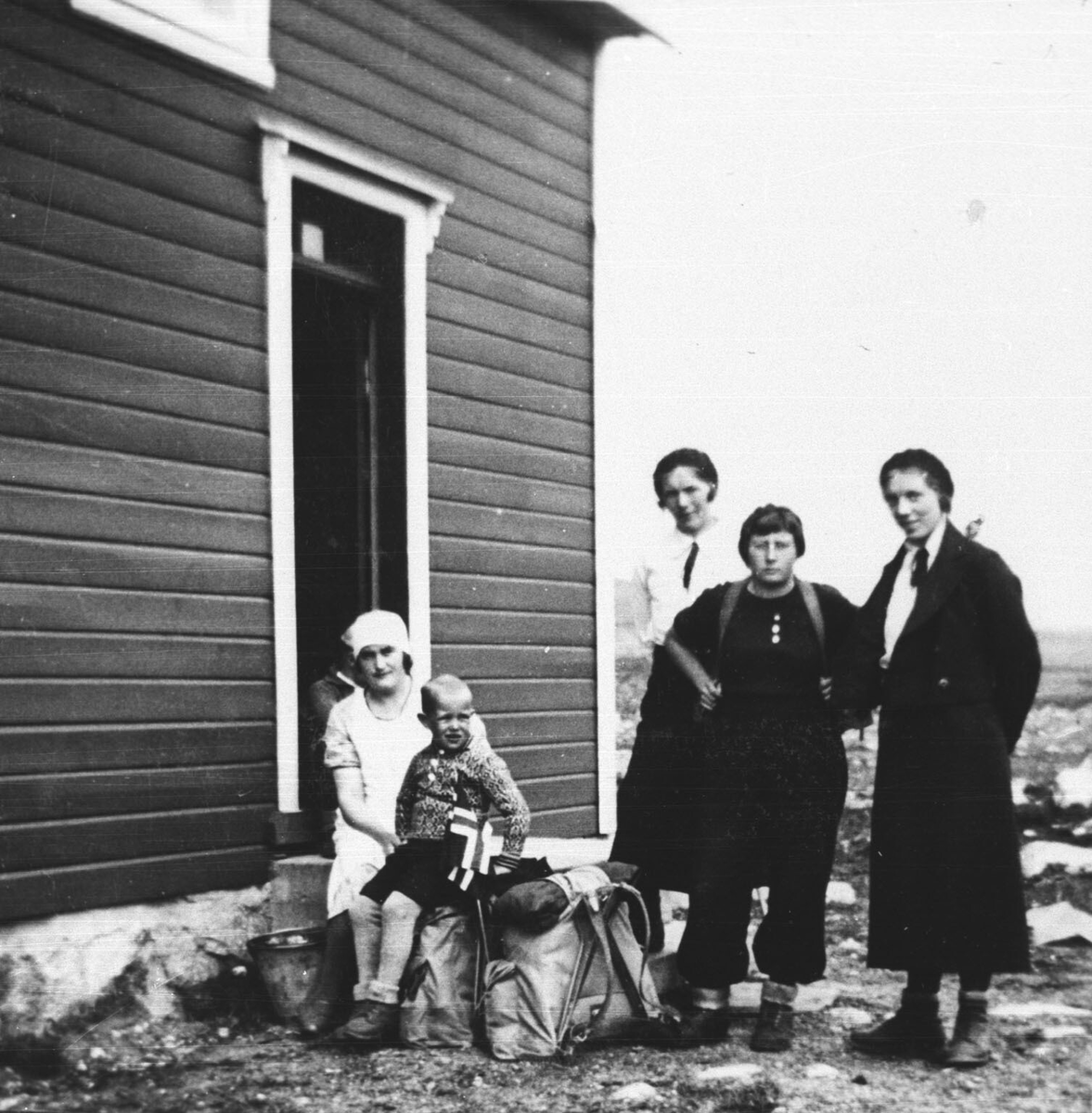Anna Apold, Herborg og Gro Holm m. fl. på tur til Ålvik