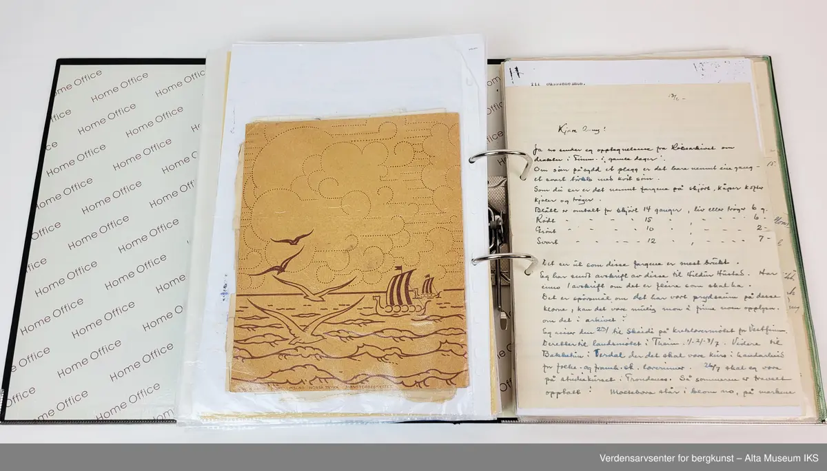 Perm med arkivmateriale som dokumenterer arbeidet til Bunadsnemnda i Finnmark Husflidslag fra 1950-tallet til i dag.