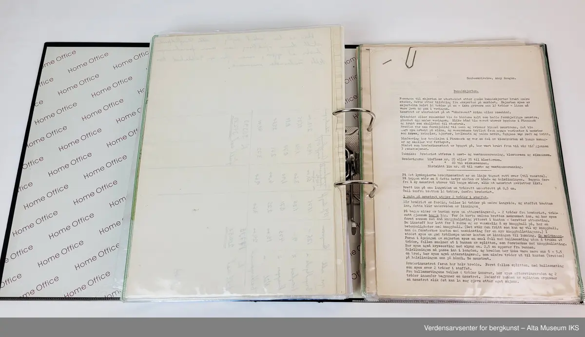 Perm med arkivmateriale som dokumenterer arbeidet til Bunadsnemnda i Finnmark Husflidslag fra 1950-tallet til i dag.
