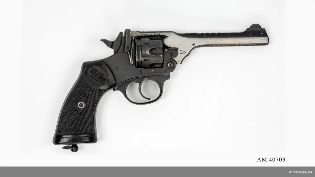 Märkt "MARK IV 38 145/200". Kulor, en med 145 grains vikt och en med 200 grains vikt.

Tillverkad 1942 i det spannet som omfattar serienumren 63800-74299.
