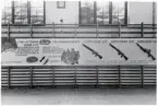 Försvarets dag 1942. Utställning i gymnastiksalen, I11.
Information om olika typer av granatkastare och kulsprutegevär.