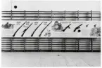 Försvarets dag 1942. Utställning i gymnastiksalen, I11.
Information om olika årgångar av gevär och kulsprutepistoler.