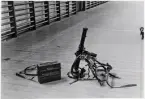 Försvarets dag 1942. Utställning i gymnastiksalen, I11.
En granatkastare, 47 mm m/40, är utställd på golvet, tillsammans med en vinggranatlåda.