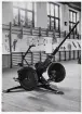 Försvarets dag 1942. Utställning i gymnastiksalen, I11.
En luftvärnskanon, 20 mm Lv kan m/40, står utställd på golvet.