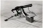 Försvarets dag 1942. Utställning i gymnastiksalen, I11.
En kulspruta, 6,5 mm ksp m/14, står utställd på golvet.
