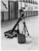 Försvarets dag 1942. Utställning i gymnastiksalen, I11.
En granatkastare, 8 cm grk m/1929, står utställd på golvet.