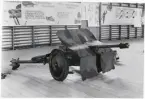 Försvarets dag 1942. Utställning i gymnastiksalen, I11.
En pansarvärnskanon, kaliber 37 mm, m/38, står utställd på golvet.