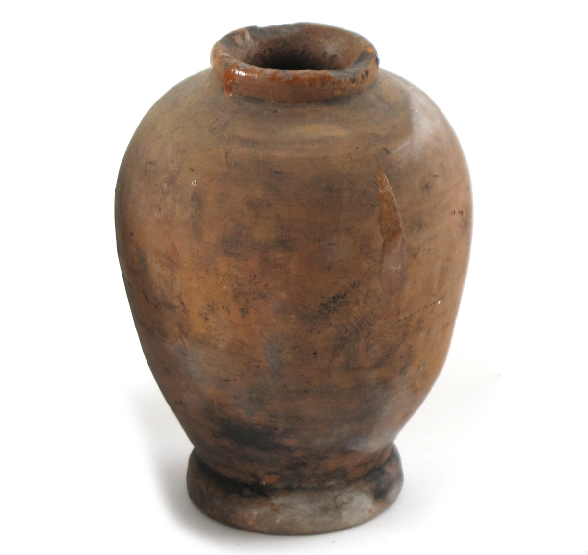 Krukke i keramikk. Krukken har en rett hals og en kropp med buet form som smalner mot en vinklet base.