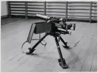 Försvarets dag 1942. Utställning i gymnastiksalen, I11.
En kulspruta, 8 mm Ksp m/1936, står utställd på golvet.