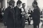 MM i militär femkamp på I11 (1:a i lag: P6, 2:a I11. Individuell segrare: Claes Friberg, I11).
Augusti 1966.
Prisutdelning: CA general Almgren delar ut pris till lag P7.