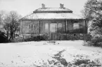 Hovby gård i Västra Eneby. Fotoåret är 1926 stod mangårdsbyggnaden ännu på sin ursprungliga plats. Året efter bildens tillkomst skänktes byggnaden till ortens hembygdsförening, nedmonterades och flyttades till Hembygdsgården i Kisa.