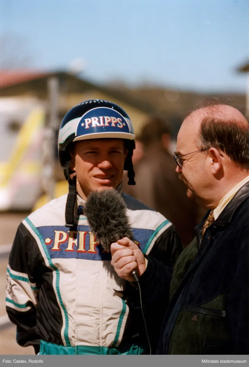Leif "Loket" Olsson intervjuar en travkusk i samband med travloppet Drottning Silvias Pokal på Åbytravet i Åby, Mölndal, lördagen den 3 maj 1997.