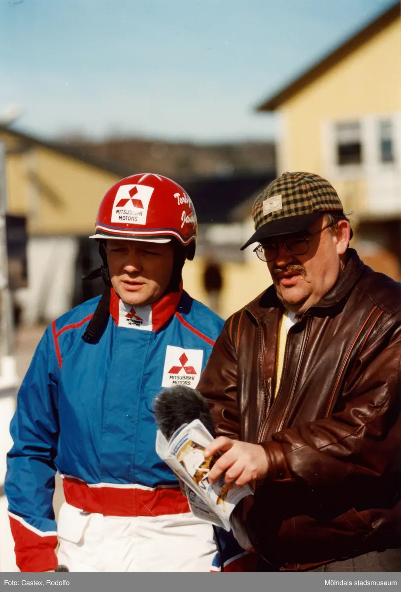 Leif "Loket" Olsson intervjuar travkusken Torbjörn Jansson i samband med travloppet Drottning Silvias Pokal på Åbytravet i Åby, Mölndal, lördagen den 3 maj 1997.