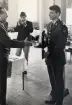 MM i militär femkamp på I11 (1:a i lag: P6, 2:a I11. Individuell segrare: Claes Friberg, I11).
Augusti 1966.
Prisutdelning: CA general Almgren gratulerar Rolf Nilsson, I3.