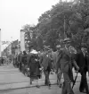 Hantverkets dag. Ett demonstrationståg är på in genom entrén till jubileumsutställningen i Kronobergsgatans förlängning.