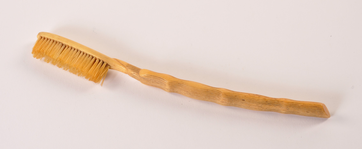 Samling personlige eiendeler: (-1) tannbøste av plastikk, (-2) plastikboks merket Mustad & søn, Norway med hårnåler, (-3) Smykkeeske merket O. Linde Nilsen med 3 stk hårnett. (-4) Hårlokk, sammenbundet med garn innpakket i papir. (-5) Hårnåler i metal innpakket i en liten konvolutt. (-6) Hårnåler i metall innpaket i en liten konvolutt. (-7) Sylindrisk pappboks Premier Vinolia Shaving cream, innvendig reklameblad og såperester.