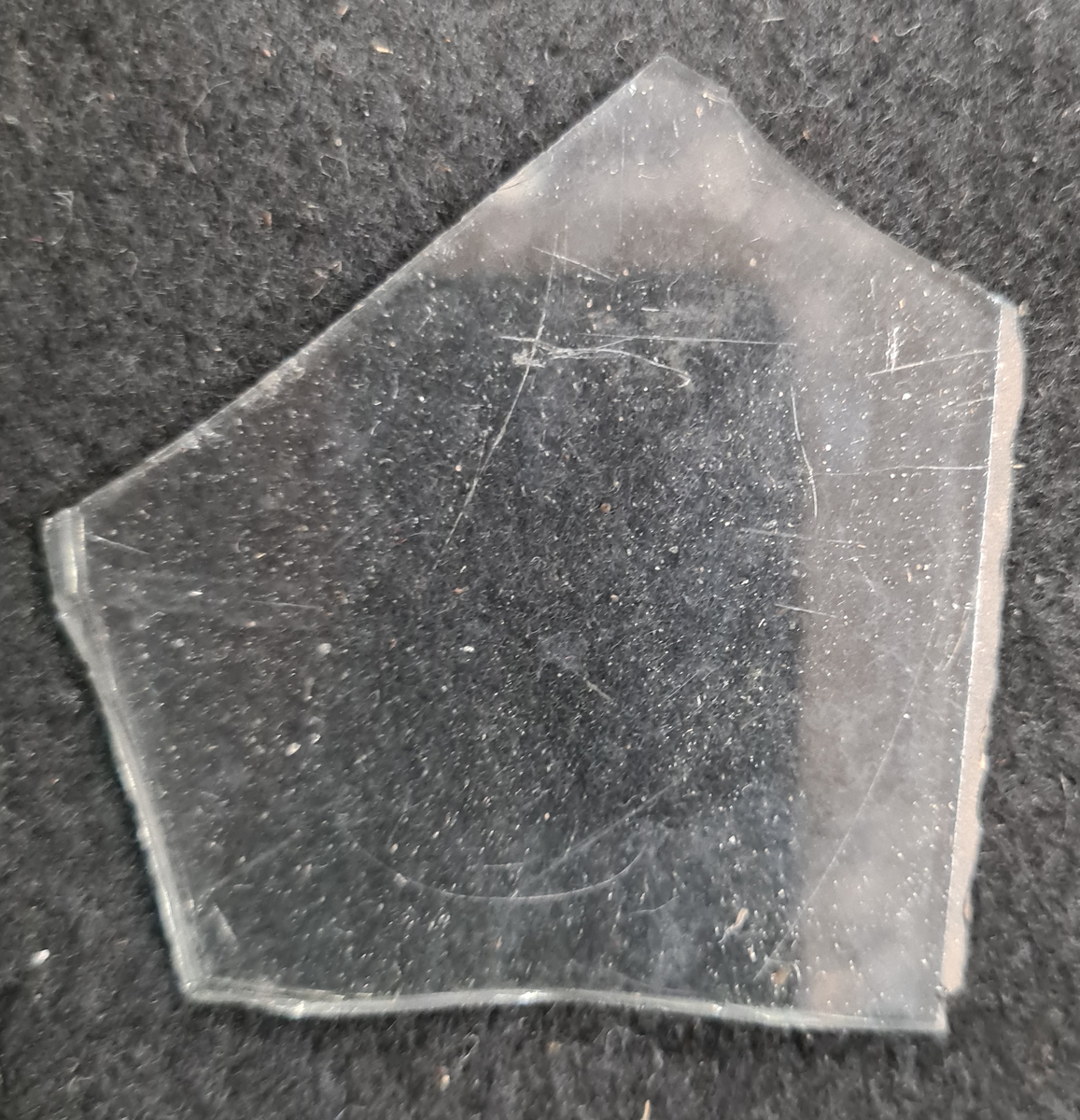 BRÄTTE. LUNDBERG. HUSET UNDER BERGET. 19 skärvor fönsterglas i grön och geonomskinligt.

År 1943 utförde arkeolog Erik B. Lundberg från riksantikvarieämbetet en arkeologisk utgrävning av den forna staden Brätte.