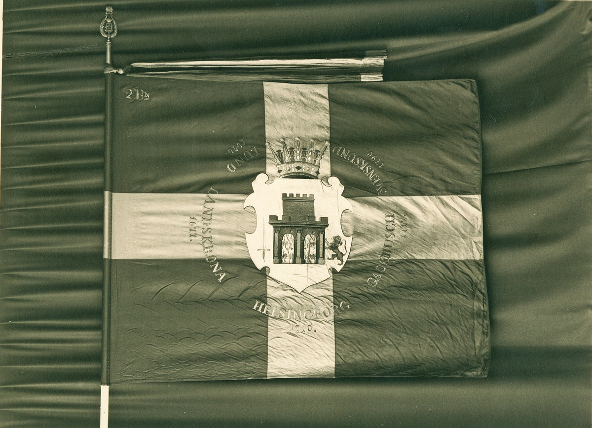 Kungliga Bohusläns regementes fana. Text på fanan: "Lund 1676. Landskrona 1677. Helsingborg 1710. Gadebusch 1712 Svenskesund 1790".