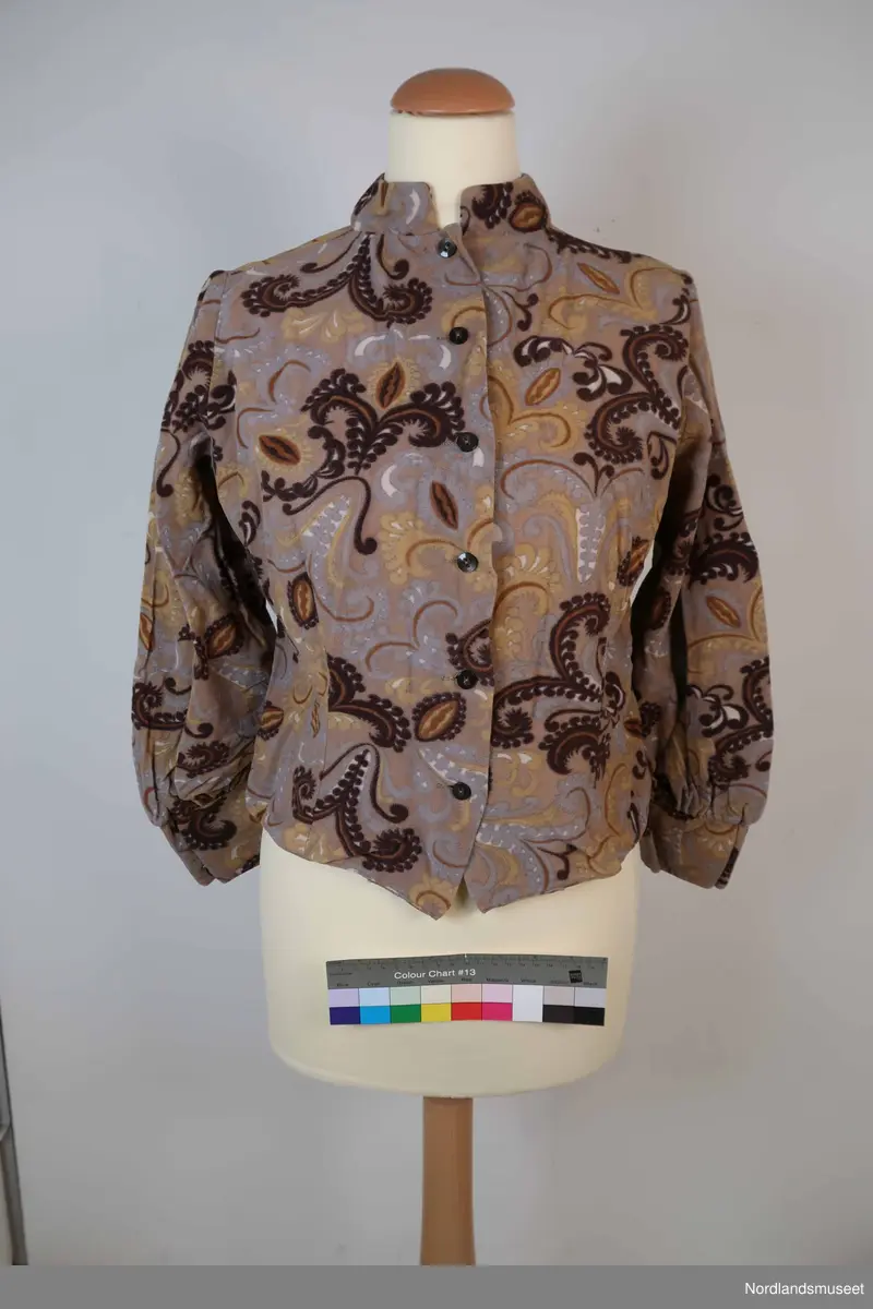 Mønstret langermet bluse i børstet mykt syntetisk materiale. Kinakrage. Knapper i front.