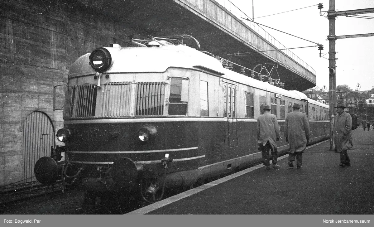 Elektrisk motorvognsett type 66 med motorvogn BFmeo 66 03 fremst, på Stavanger stasjon