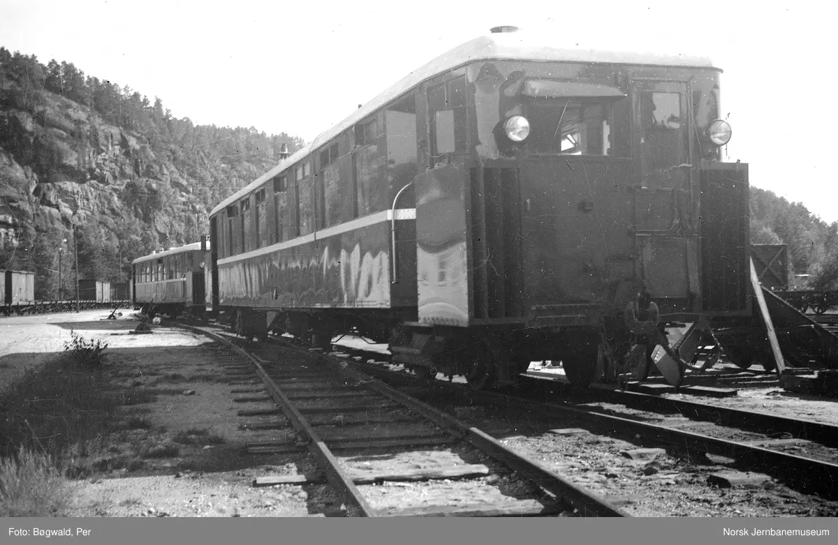 Setesdalsbanens bensinmotorvogn Bmbo 1 2672 utenfor lokomotivstallen på Grovane stasjon