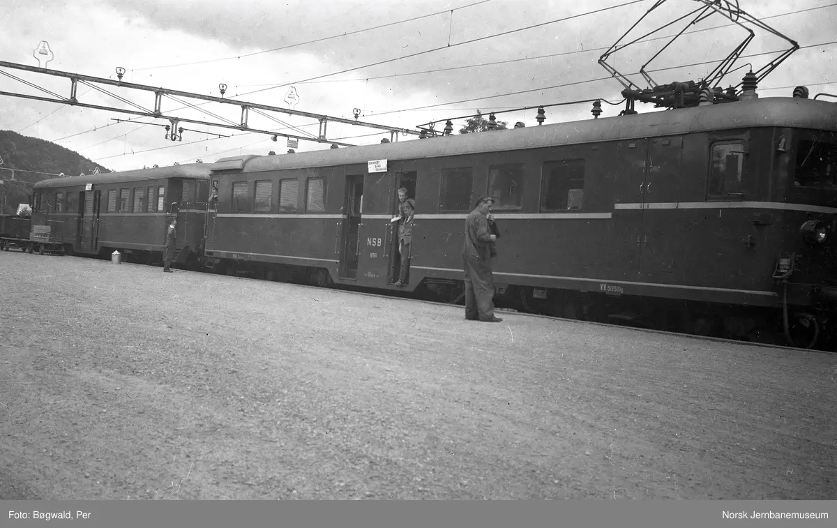 Elektrisk motorvognsett type 67 med persontog Stavanger-Sira-Stavanger på Sira stasjon.  Motorvogn litra Cmeo 107 nr. 18561 fremst