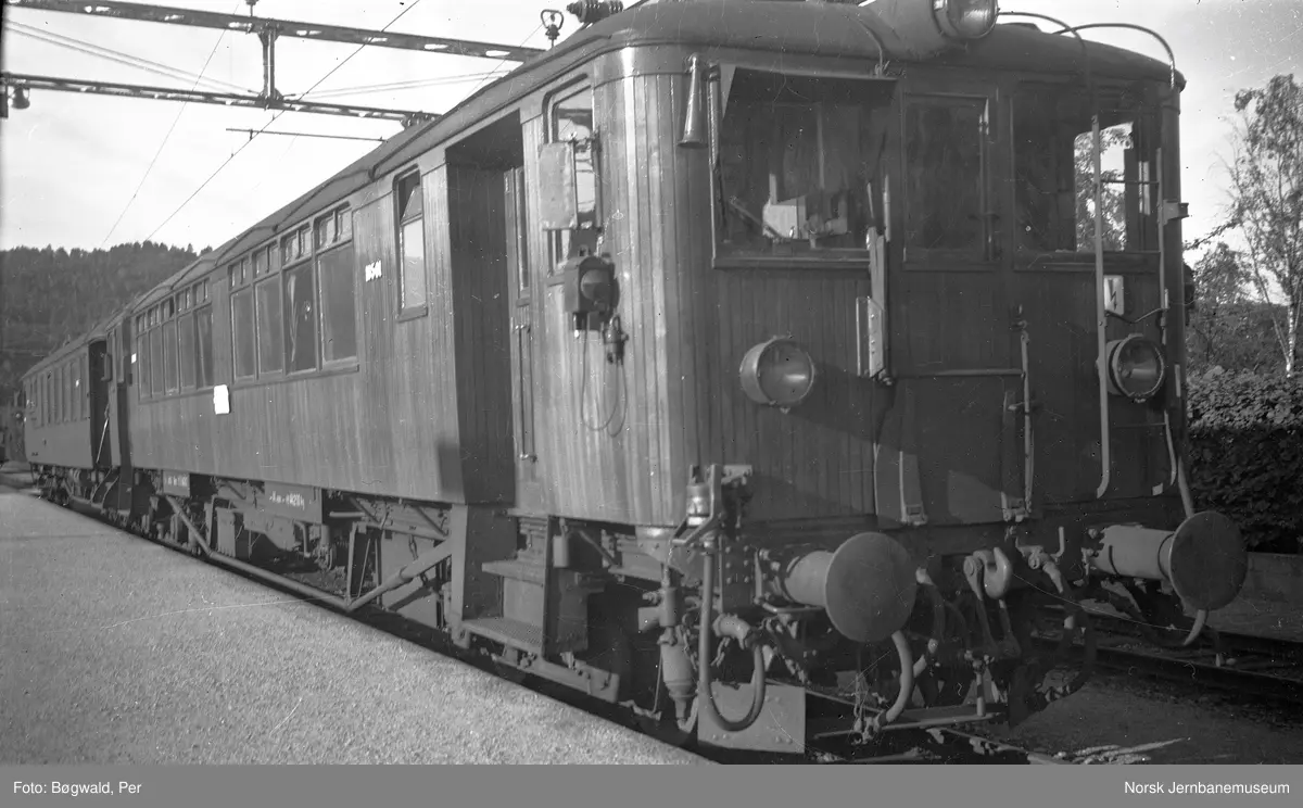 Elektrisk motorvogn litra Cmeo 102 nr. 18501 på Sira stasjon