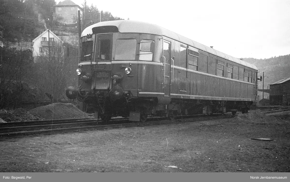 Dieselmotorvogn Bmdo 86 52 på Flekkefjord stasjon