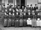 Konfirmander, fotograferade på en veranda vid en postsparbank. Ca. 1900, okänd plats i Kronobergs län.