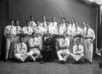 Olof Bratt och hahs gymnastikgrupp fotograferad i ateljé, ca. 1912.