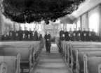 Konfirmander och präst avfotograferade i en kyrka, någonstans i Kronobergs län, ca 1908.