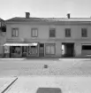 Storgatan 7 i Linköping låg tills det revs vid gatans östra ände nära Hamngatan. Fotoåret 1956 var husets öde beseglat och det revs kort därpå. Rivningstomten kom att ge plats för det affärs- och bostadshus som ännu består och som initialt inrymde varuhuset EPA.