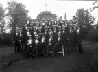 Studentgrupp i Museiparken, med Läroverket som fond. Ca. 1918.