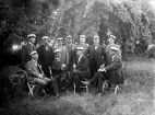 Gamla studenter fotograferade utomhus i Växjö 1915. Återträff / studentjubileum.