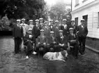 Gamla studenter fotograferade vid Bergkvara slott 1917. Återträff / studentjubileum.