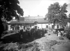 Trädgårdsfest med Museimannaföreningen 1942, i landshövdingens trädgård på residensets innergård.