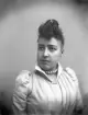 Kvinna med pärlhalsband. Ateljéfoto, 1890-tal.