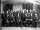 Grupporträtt män. Ateljéfoto, ca. 1910.