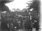 Begravning på Tegnérkyrkogården, Växjö, ca. 1915. En stor samling människor står på kyrkogården.