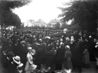 Begravning på Tegnérkyrkogården, Växjö, ca. 1915. En stor samling människor står på kyrkogården.