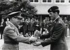 MM i militär femkamp. Kristianstad 1965.
(Segrare: Claes Friberg I11). Överste Alsterlund, P6, överlämnar ett pris till okänd deltagare.